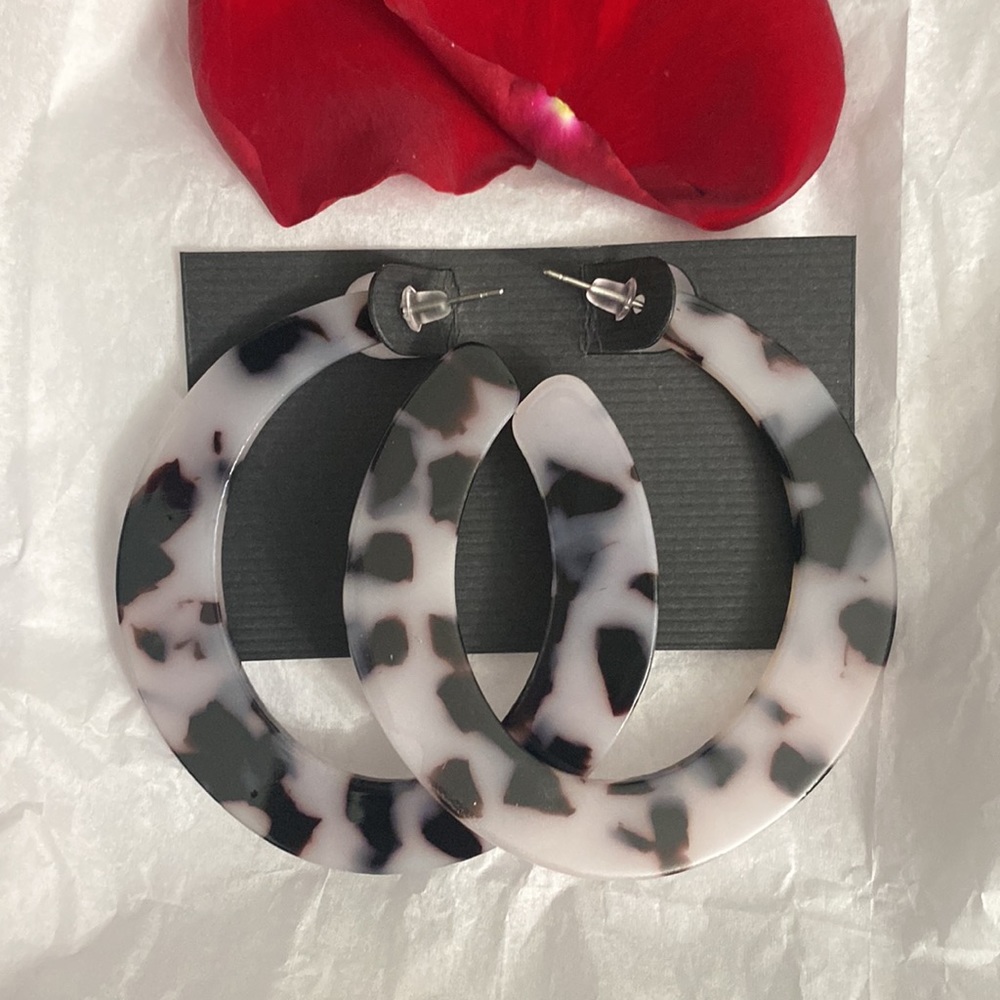 𝐍𝐄𝐖! 🔥Resin tortoise hoop earrings!